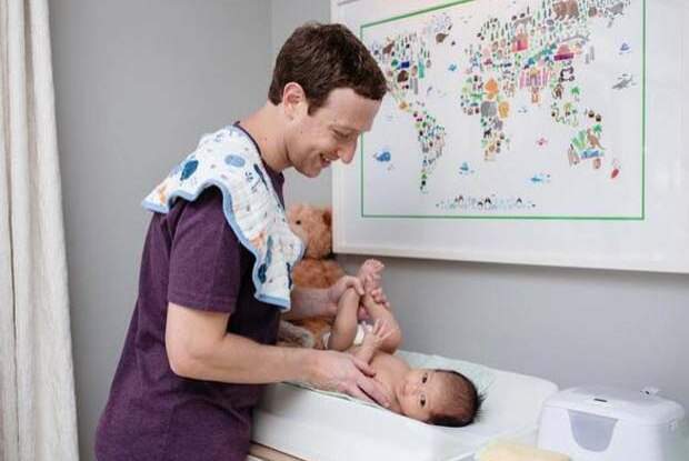 Mark Zuckerberg troca fraldas da filha