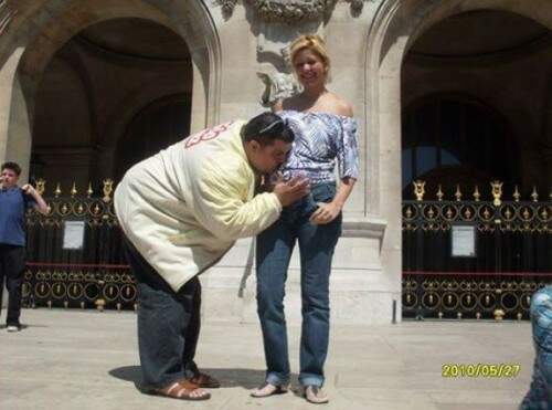 Apesar de negar paternidade, cantor tem fotos em que demonstra intimidade com a mulher que nega ter tido um caso. (Crédito: Reprodução)