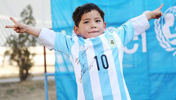 Murtaza Ahmadi com camisa da seleção argentina