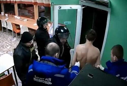 Ao chegar ao local, policiais tiveram de sedar o cidadão nu. (Crédito: Reprodução)