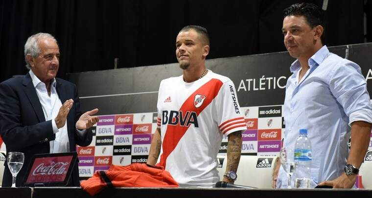 Ex-capitão do Inter (C) é apresentado pelo presidente (E) e pelo técnico (D) do time. (Foto: River Plate/Divulgação)