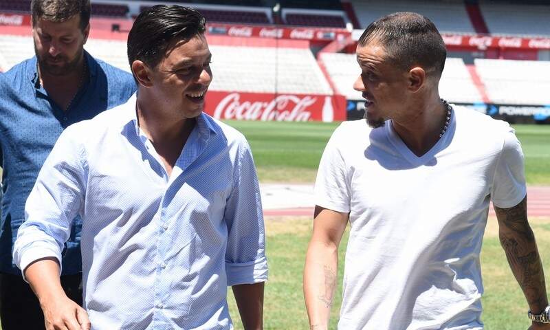 Técnico Gallardo (E) foi um dos responsáveis pela volta do atleta a Buenos Aires. (Foto: River Plate/Divulgação)