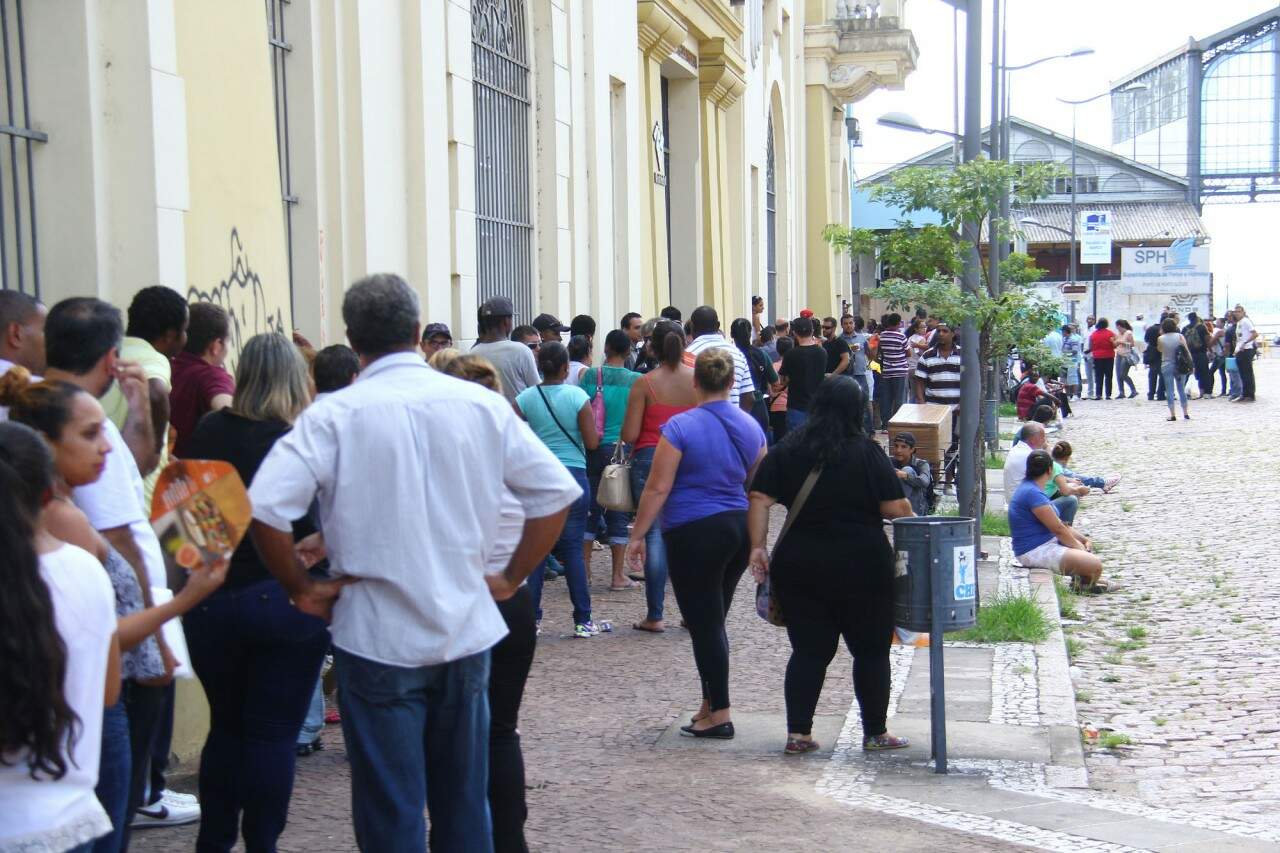 Movimentação foi intensa de pessoas em busca de trabalho. (foto: Lucas Uebel)