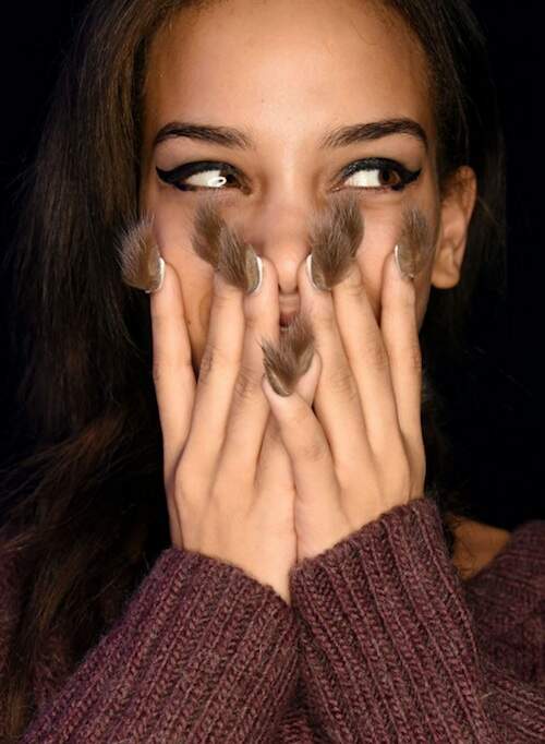 Unhas pintadas com detalhes em pelos. (Crédito: Reprodução)