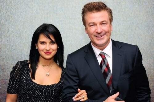 Alec Baldwin e Hilaria Thomas. Diferença de idade: 26 anos. (Crédito: Reprodução)