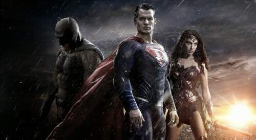Entre os três, permeia a bela e misteriosa Diana Prince, ou Mulher-Maravilha (Gal Gadot). (foto: reprodução)
