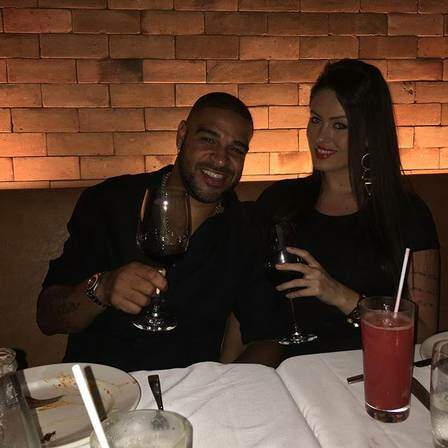 Adriano com morena em restaurante no Rio. (foto: reprodução) 