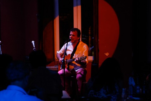 O cantor e compositor Antonio Villeroy no Sarau desta terça-feira no bar Ocidente. (Foto: Lenara Petenuzzo/especial)