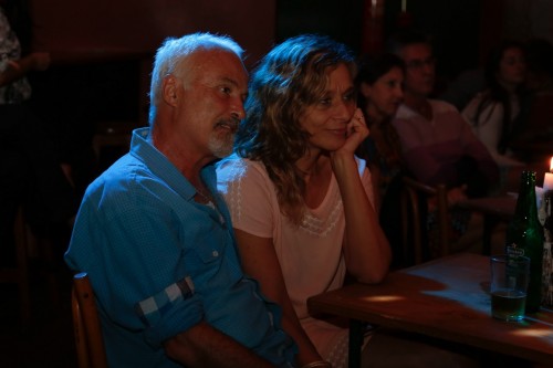 Sofia Cavedon e Mario Brauner acompanharam a performance do cantor. (Foto: Lenara Petenuzzo/especial)