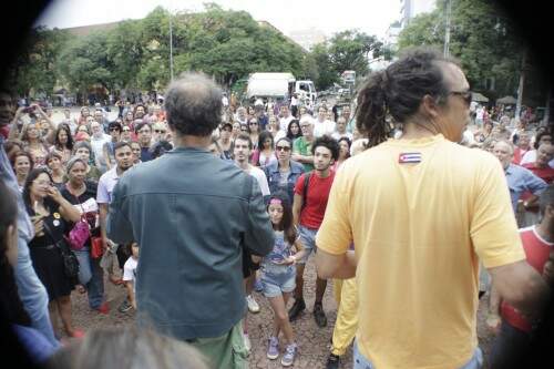 Cerca de 500 pessoas participaram do ato convocado pelo grupo de artistas gaúchos intitulado “Cultura em Defesa da Democracia e da Legalidade”. (Foto: Tiago Silveira/divulgação)