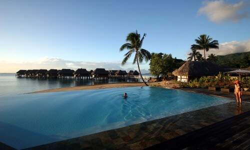 Piscina do Sofitel Moorea Ia Ora Beach Resort. (Crédito: Reprodução)