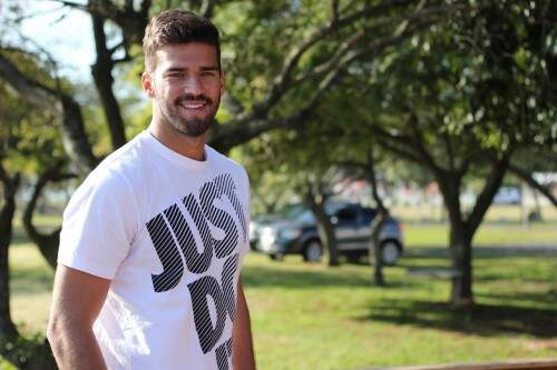 Alisson Becker é tido como um sujeito simpático, que não foge das perguntas nem as responde de forma evasiva. (foto: reprodução)