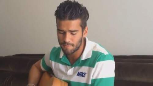 Atleta também toca violão. (foto: reprodução)