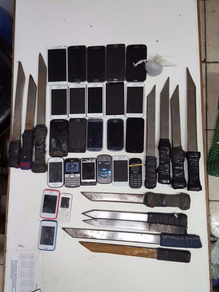 Armas e celulares encontrados com presos no Presídio Central de Porto Alegre