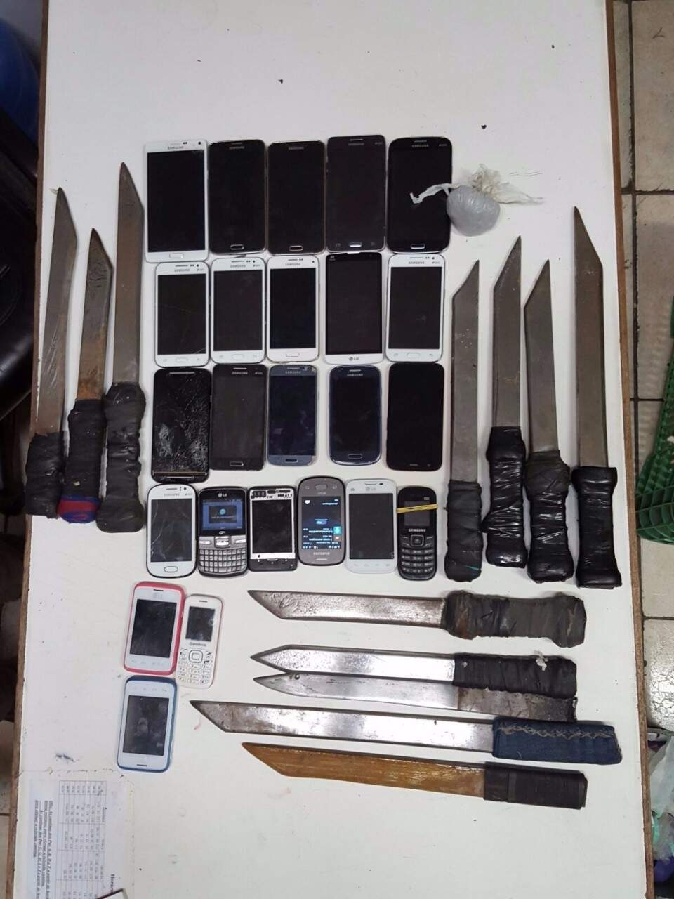 Armas e celulares encontrados com presos no Presídio Central de Porto Alegre