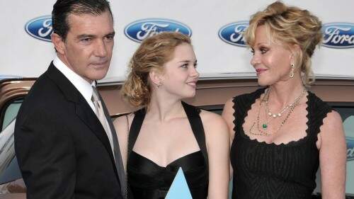 Antonio Banderas e Melanie Griffith  com a filha Stella del Carmen em evento no ano passado. (foto: reprodução)