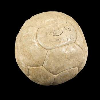 Bola do gol mil de Pelé será levada a leilão. (Crédito: Reprodução)