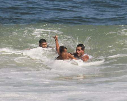 Cauã Reymond abandona as ondas para ajudar no resgate do menino. (foto: reprodução)