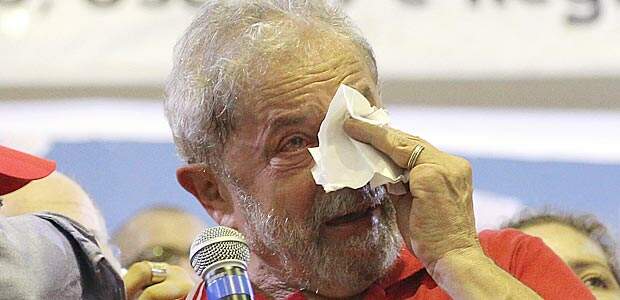 Lula chora durante ato organizado no Sindicato dos Bancários
