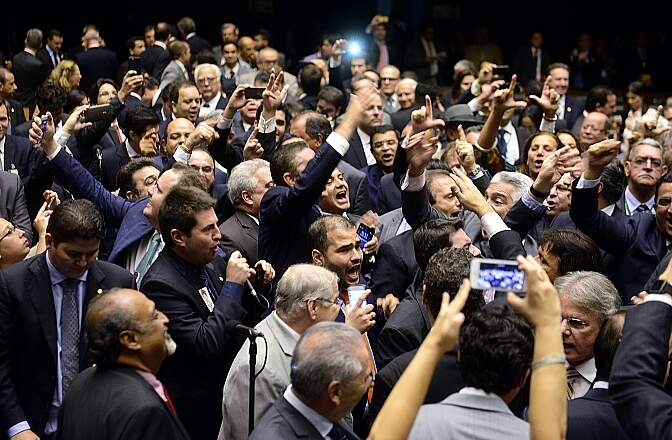 Deputados protestam em plenário