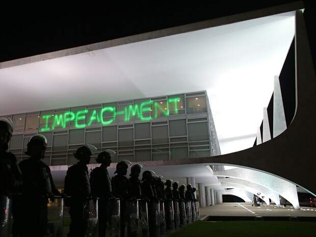 Manifestantes contra o governo projetam a palavra "Impeachment" na fachada do Palácio do Planalto, em Brasília, durante protesto