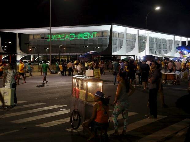 Manifestantes contra o governo projetam a palavra "Impeachment" na fachada do Palácio do Planalto, em Brasília, durante protesto