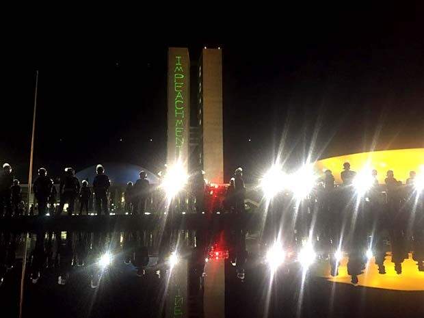 Manifestantes contra o governo projetam a palavra "Impeachment" na fachada do Palácio do Planalto, em Brasília, durante protesto