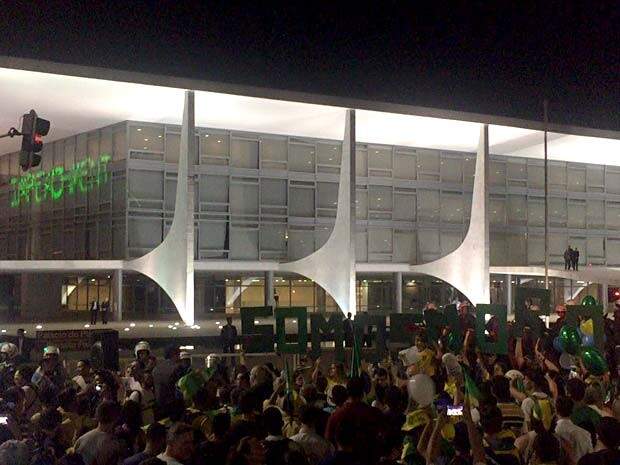 Manifestantes contra o governo projetam a palavra "Impeachment" na fachada do Palácio do Planalto, em Brasília, durante protesto