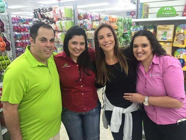 Ivete Sangalo em loja de departamentos nos EUA