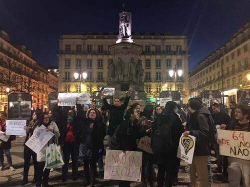 Manifestantes protestam nesta sexta em defesa da democracia no Brasil no Largo Camões, em Lisboa