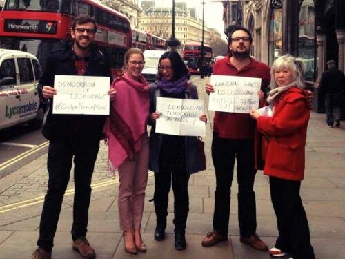 Mauricio Moraes (esquerda) e outras pessoas que estavam na embaixada no Brasil nesta sexta protestam em Londres em defesa da democracia no Brasil