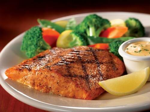 Salmão grelhado servido com molho Remoulade, outra delícia do Outback