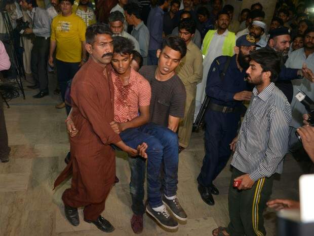 Um ataque a bomba deixou ao menos 60 mortos e 300 feridos neste domingo (27) em um parque na cidade paquistanesa de Lahore, informou o porta-voz do governo de Punjab, Zaeem Qadri. A maior parte das vítimas são mulheres e crianças. "Muitos dos feridos estão em estado grave e tememos que o número de mortes aumente de forma considerável", disse Salman Rafique, conselheiro de saúde do governo de Punjab, província onde fica a cidade de Lahore. A explosão aconteceu em um estacionamento perto de um carrossel infantil no parque de Gulshan-e-Iqbal, segundo o chefe policial Haider Ashraf. Conforme ele, a área estava cheia de cristãos celebrando a Páscoa. Aparentemente, disse Ashraf, o atentado foi lançado por um suicida, mas as investigações ainda estão em andamento. O ministro chefe da província, Shahbaz Sharif, decretou três dias de luto e prometeu assegurar que os envolvidos no atentado sejam levados à Justiça. Uma facção dissidente do grupo radical islâmico reivindicou o ataque. À Associated Press, Ahsanullah Ahsan, porta-voz do Jamaat-ul-Ahrar, afirmou que um homem-bomba teve como alvo a comunidade cristã reunida no local. Testemunhas relatam ter visto partes de corpos espalhadas pela área atingida. "Quando a explosão aconteceu, as chamas eram tão altas que atingiram o topo das árvores. Vi corpos voando no ar", disse Hasan Imran, 30, morador que caminhava no parque. Logo após o atentado, o governo fechou todos os parques públicos. As principais áreas comerciais também foram fechadas e muitas das vias principais da cidade ficaram desertas. Com 190 milhões de habitantes, o Paquistão enfrenta a insurgência do grupo radical islâmico Taleban, facções criminosas e violência sectária. Punjab é a maior e mais rica província do país. Em 2014, o Paquistão lançou uma ofensiva contra o Taleban e grupos extremistas para impedi-los de lançar ataques no Paquistão e no Afeganistão. A província de Punjab é tradicionalmente mais pacífica do que outras partes do Paquistão. A oposição acusa o governo local de tolerar as milícias em troca de paz na região, o que é negado fortemente pelas autoridade