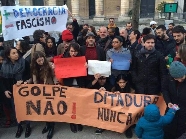 Em Paris, grupo se reuniu nesta sexta-feira (18) em praça perto do consulado do Brasil para protestar em defesa do governo e da democracia