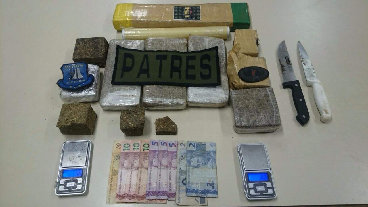 Facas, dinheiro e balanças de precisão apreendidas junto com a droga na Vila Nazaré, em Porto Alegre