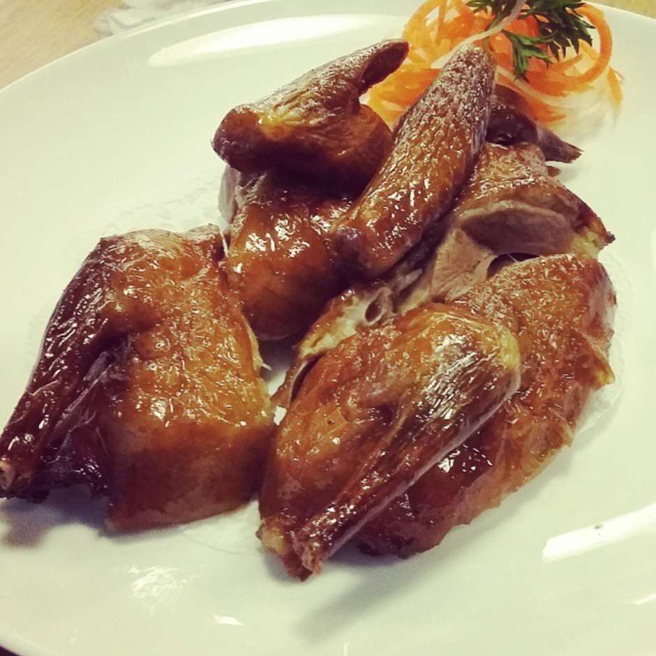 Prato com carne de pombo causou revolta em um grupo de direito dos animais. (Crédito: Reprodução)