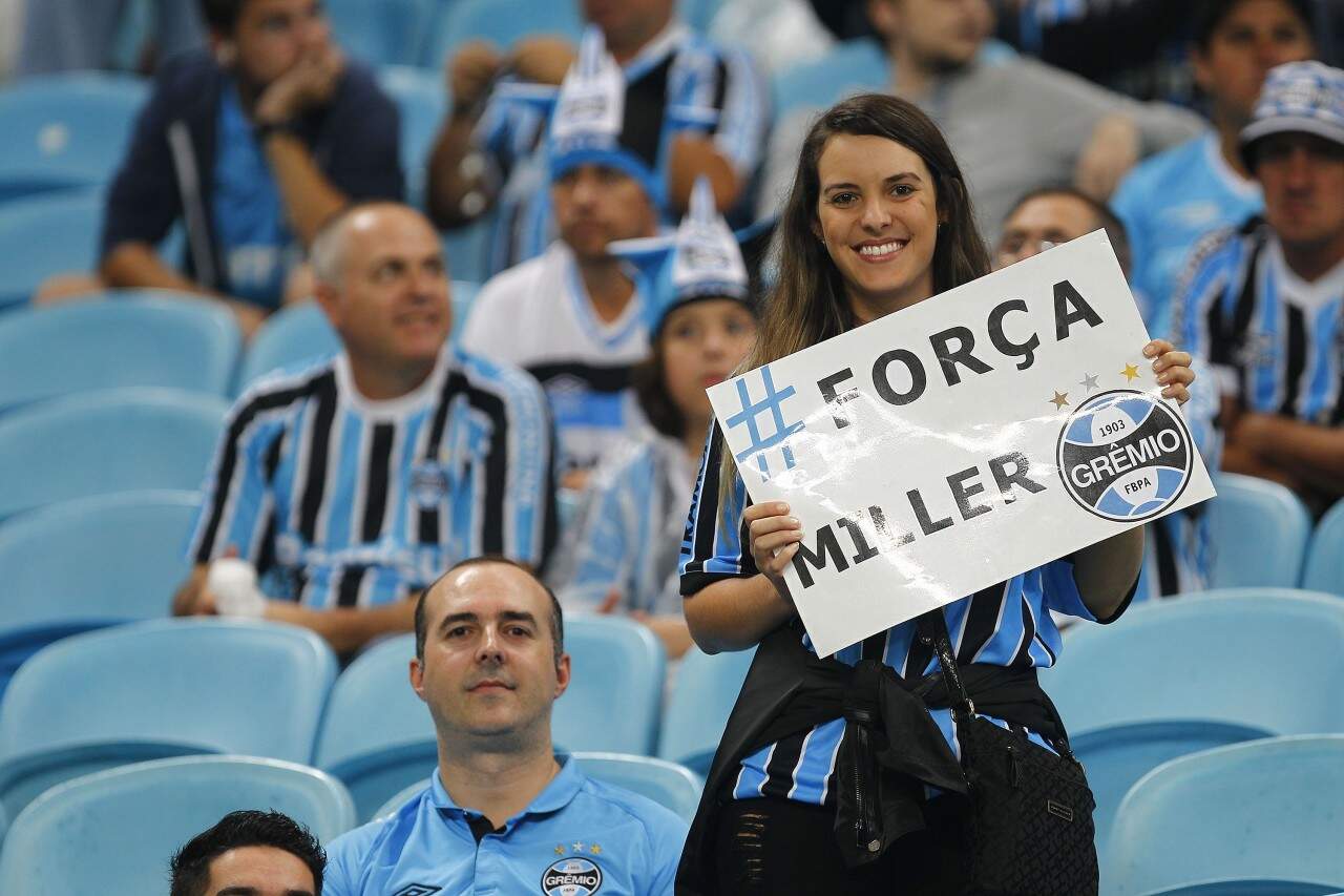 Torcedora não esqueceu do equatoriano durante o jogo com o San Lorenzo. (Foto: Lucas Uebel/Grêmio)
