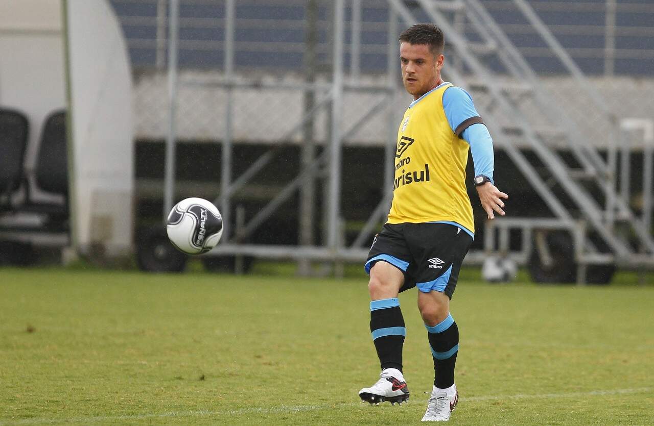Ramiro é o dono da lateral direita. Wallace Oliveira perdeu o posto. (Foto: Lucas Uebel/Grêmio)