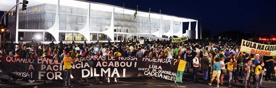 Manifestantes em fente ao Palácio do Planalto, em Brasília
