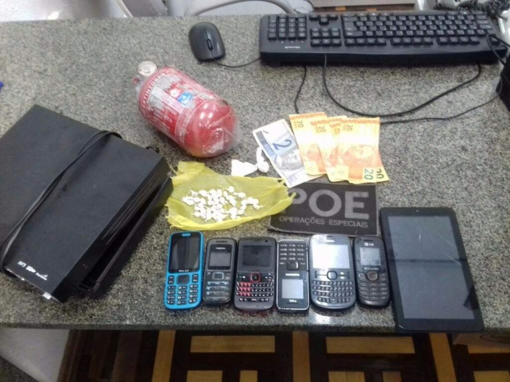 Celulares, drogas e demais objetos roubados encontrados em casa de suspeita em Novo Hamburgo