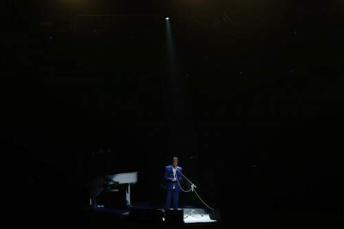 Momento em que apenas uma luz, com foco no rei, ficou acesa. (Foto: Lenara Petenuzzo/especial)