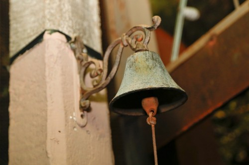 No perfeito estilo antiguinho: o charmoso sino na entrada do restaurante. (Foto: Lenara Petenuzzo/especial)