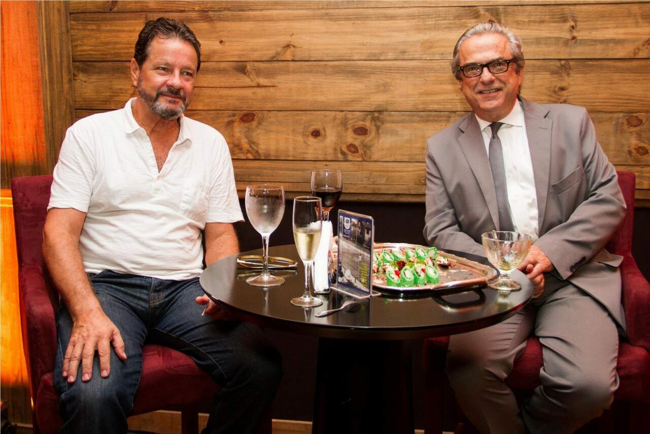 Otávio Oliveira e Darcy Martins na abertura das comemorações dos 50 anos da vitória brasileira na semifinal da Copa Davis. (Foto: Equipe Nattan Carvalho/divulgação) 