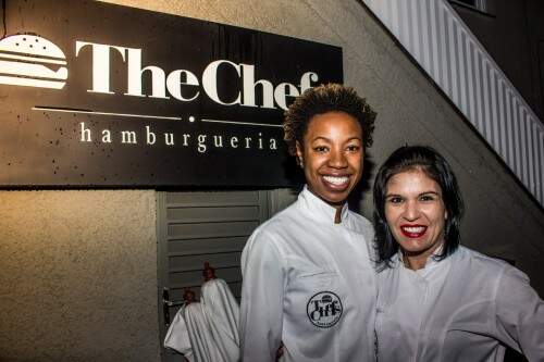 Ivanise Santos e Thais Lopes, da equipe da hamburgueria. (Foto: Pedro Antonio Heinrich/especial)