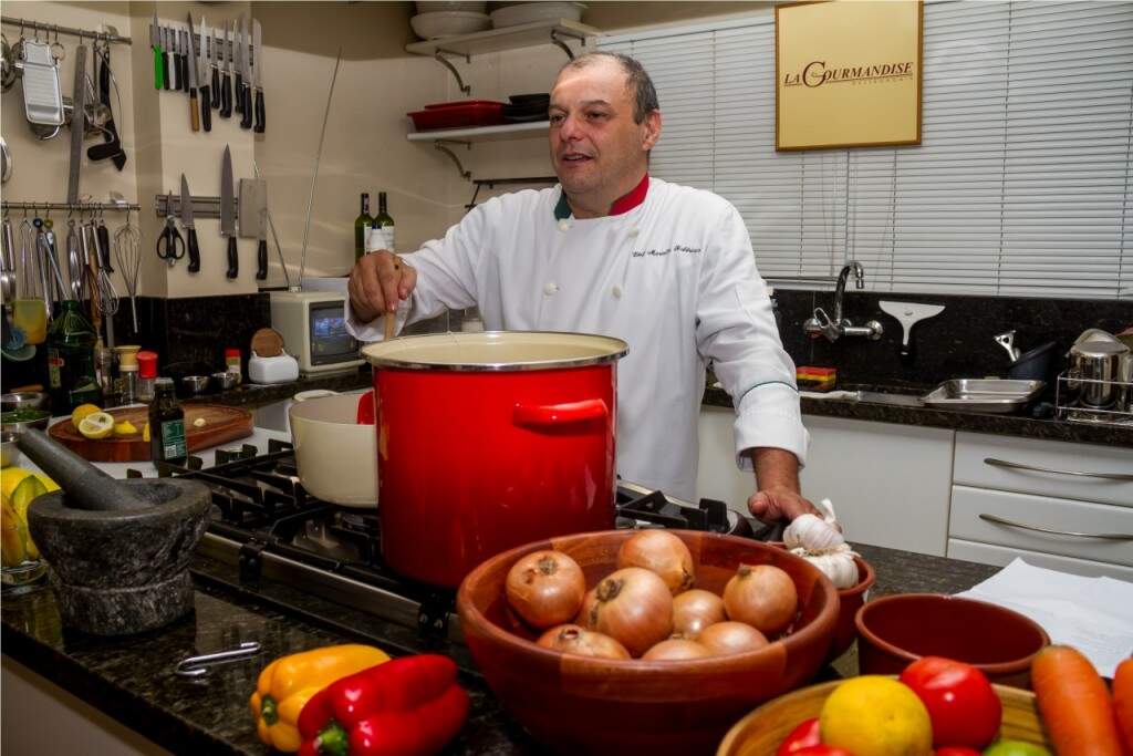 O chef Marcello Baldresca no preparo dos risotos especiais. (Foto: Pedro Antonio Heinrich/especial)