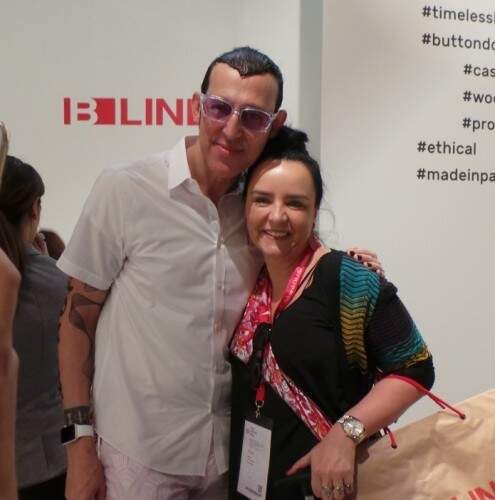 Mariella Stock e o conhecido designer Karim Rashid, em Milão, no Salão Internacional do Móvel. (Foto: LS8 Consultoria de Imprensa/divulgação) 