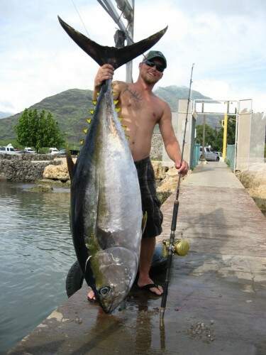 Pescador com um exemplar do atum pescado na costa pernambucana. (Foto: reprodução)