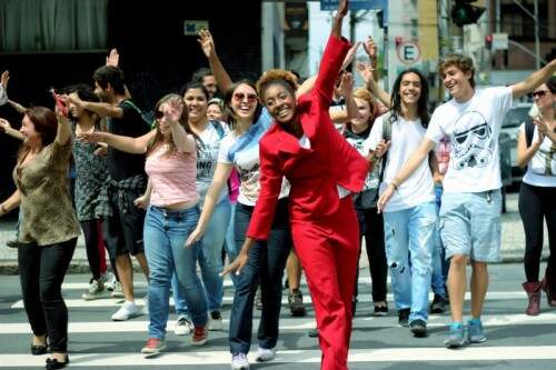 A bailarina Joana Amaral, da Muovere Cia De Dança Contemporânea, integra o elenco do espetáculo Desvio. (Foto: divulgação)