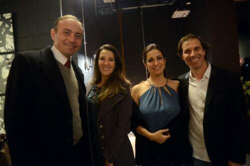 Elisa Duarte Gadret e o marido, Alexandre Gadret, estiveram brindando com Viviane Treméa e Gustavo Schneider no movimentado coquetel do novo show room da Vértice Iluminação. (Foto: Edu Andrade/divulgação)