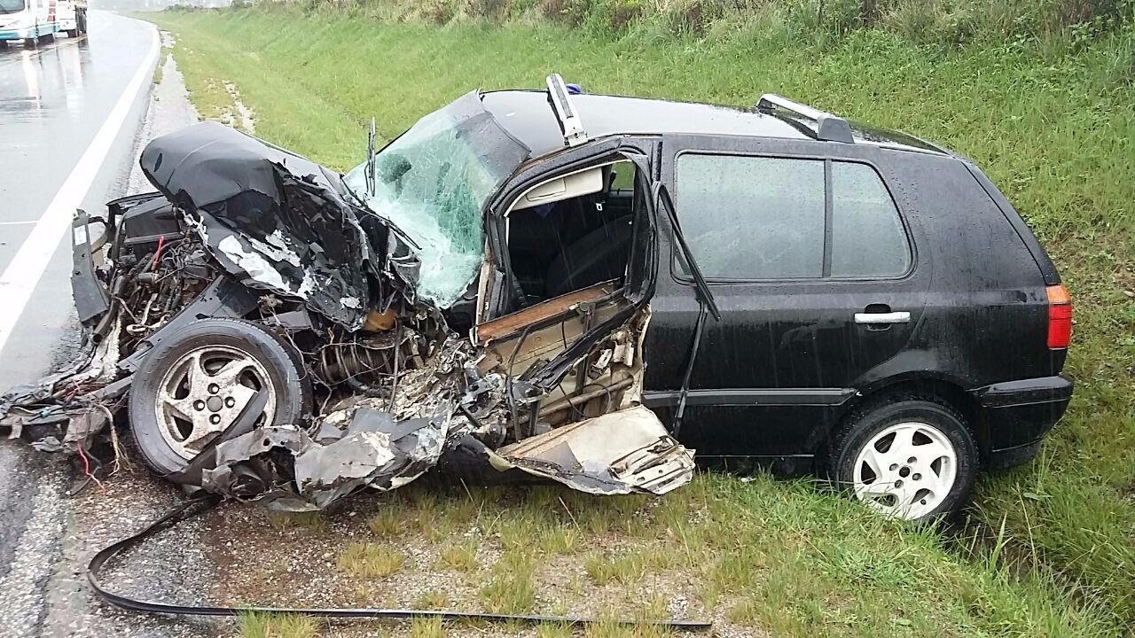 Automóvel aquaplanou e colidiu com caminhão. (Foto: PRF/Divulgação)